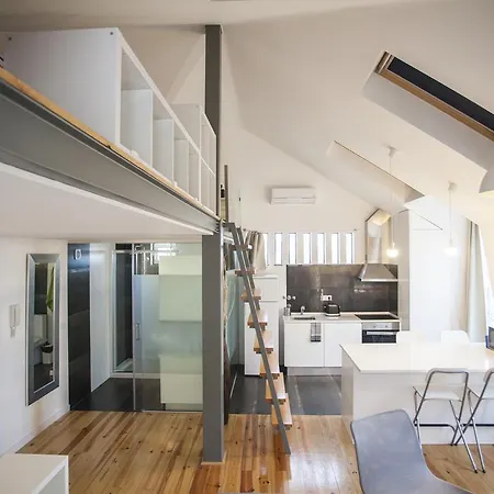 Mezzanine With A View In Bairro Alto * 리스본